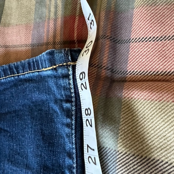 Distressed jeans - Picture 6 of 9